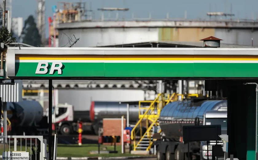 Petrobras eleva diesel em R$ 1, mas preço fica inalterado na bomba