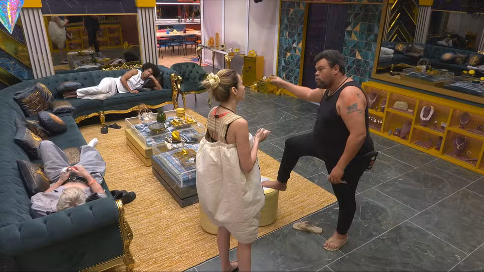 Ana Paula e Babu trocam acusações no BBB 26: 'Você é traidora'