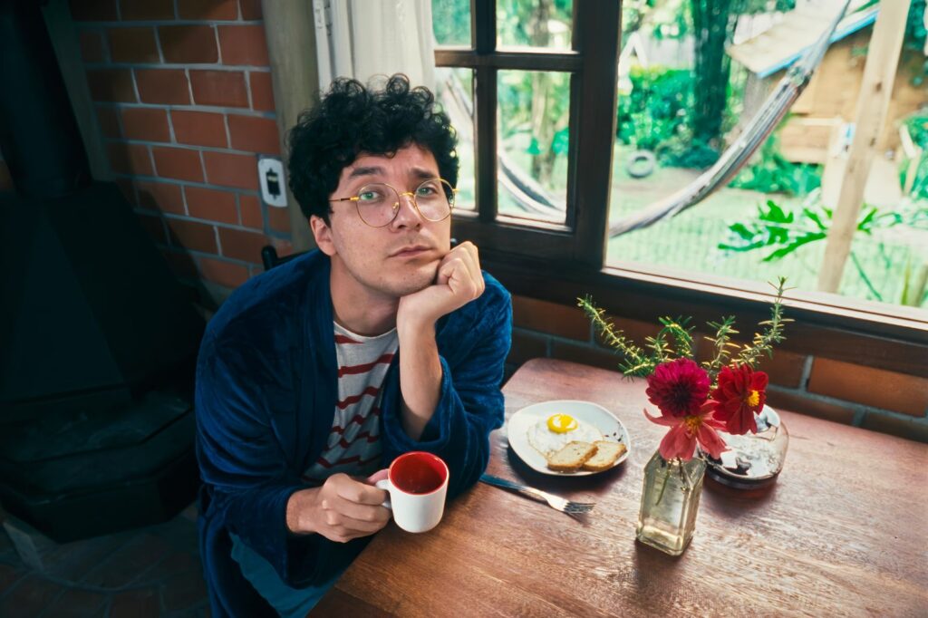 Phill Veras apresenta show intimista em Maceió neste domingo (19)