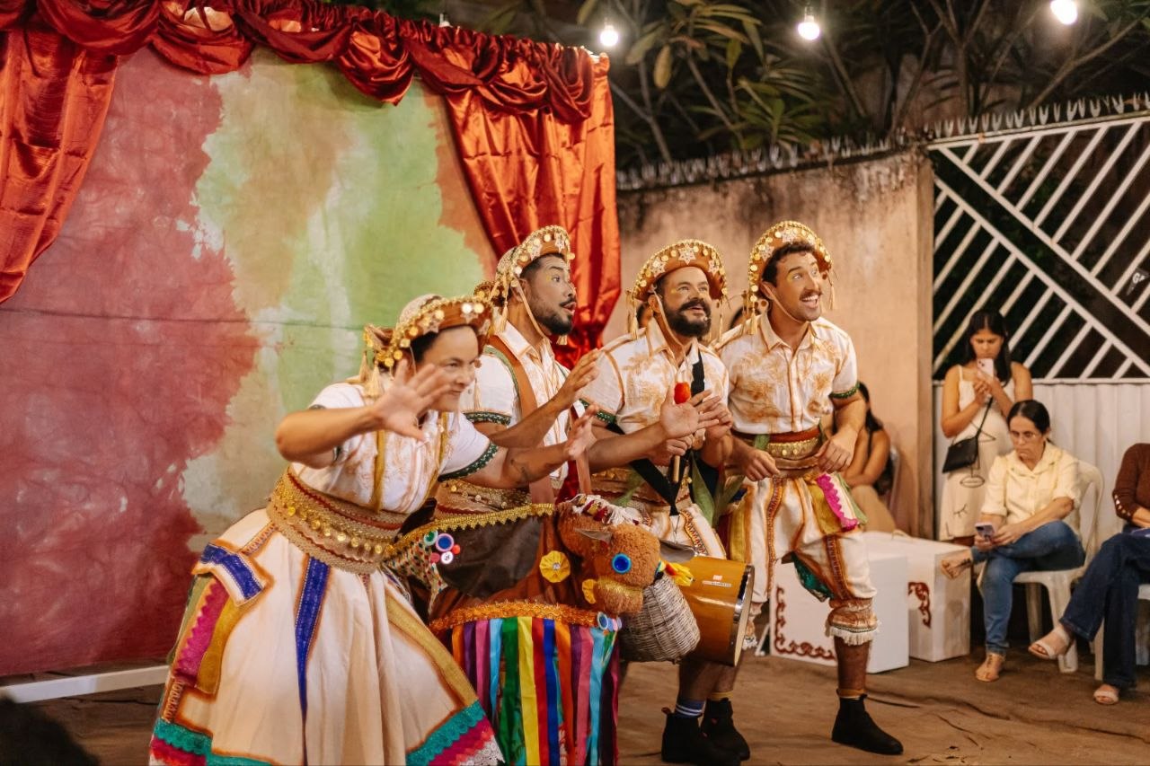 Companhia Maria Mariá leva teatro gratuito a escola no Benedito Bentes