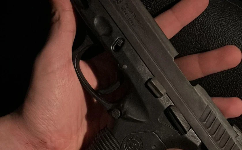 Polícia apreende pistola e drogas após fuga de homem pelo telhado