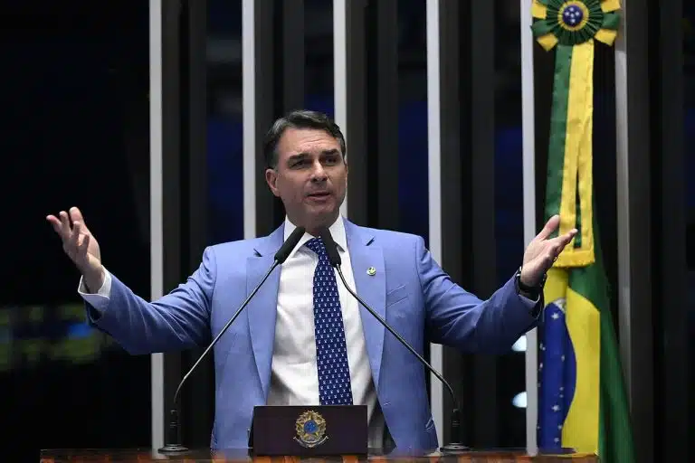 Flávio Bolsonaro recebeu R$ 4 milhões de indicado antes de voto no CNMP