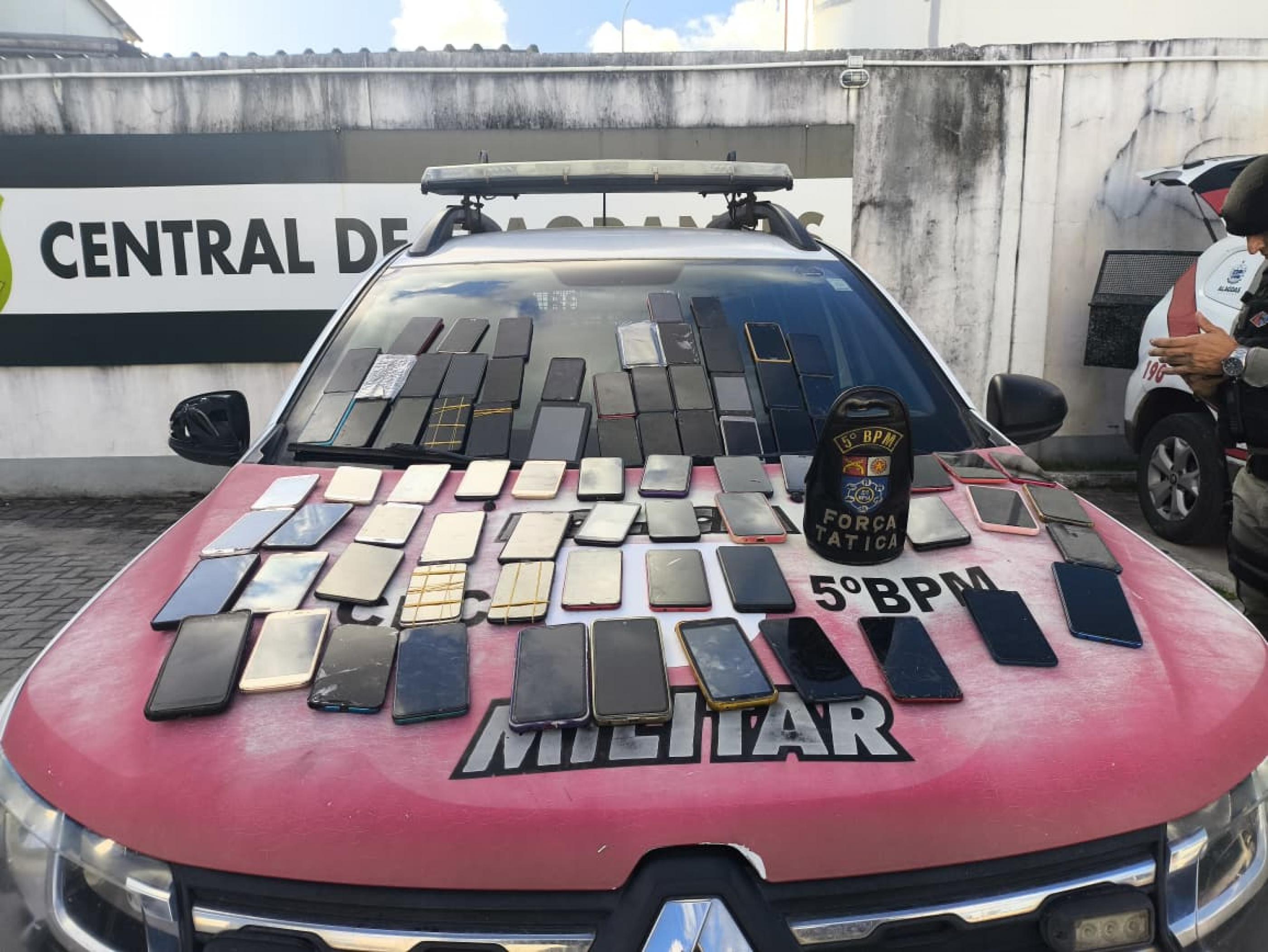 Polícia apreende 75 celulares durante operação em Maceió