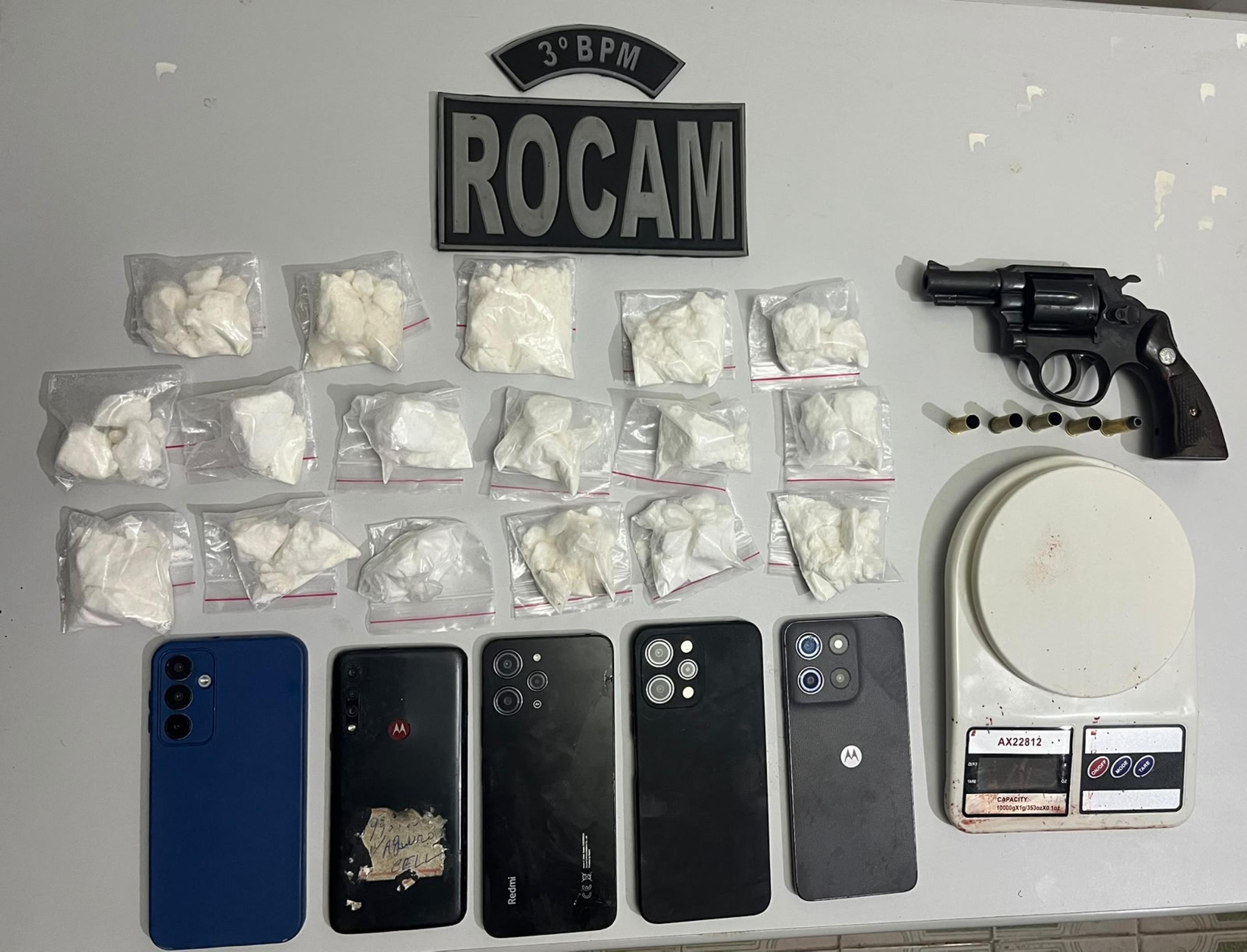 PM apreende uma arma, cerca de um quilo de drogas, seis celulares e uma motocicleta no interior