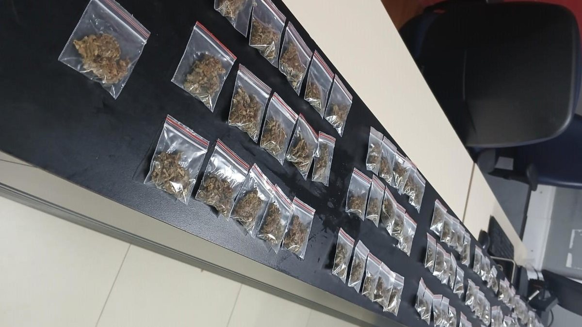 Dupla é presa com mais de 150 papelotes de drogas em Maragogi