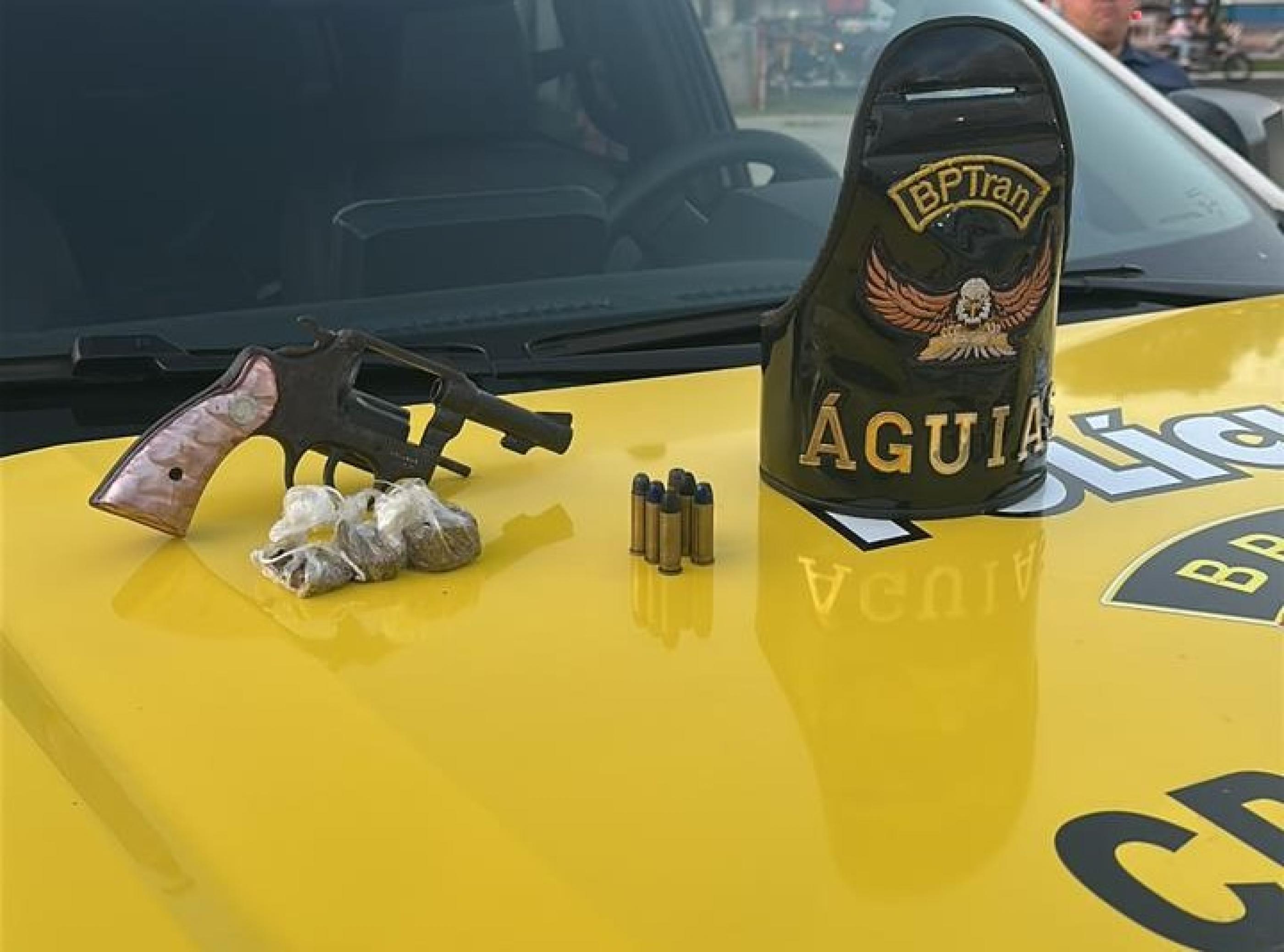 Jovem é preso com arma e drogas durante blitz em Maceió