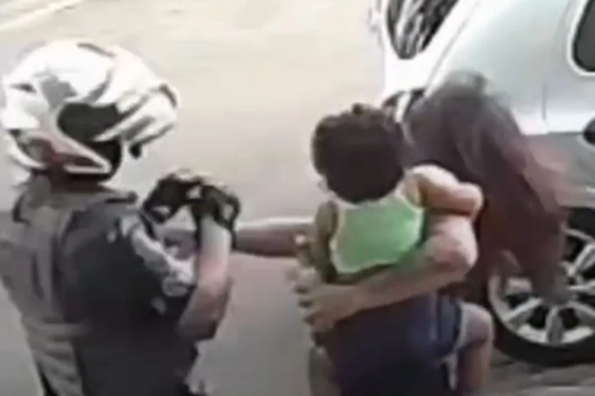 Vídeo mostra PM socando mulher com bebê no colo durante confusão em adega