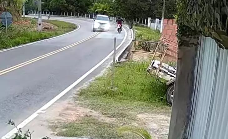VÍDEO: Pneu se solta de carro e quase atinge motociclista em Passo de Camaragibe