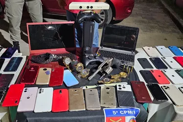 PM apreende arma, munições e dezenas de celulares no Tabuleiro