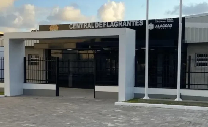 PM prende homem por ameaçar mãe e irmão com facas na Barra de Santo Antônio