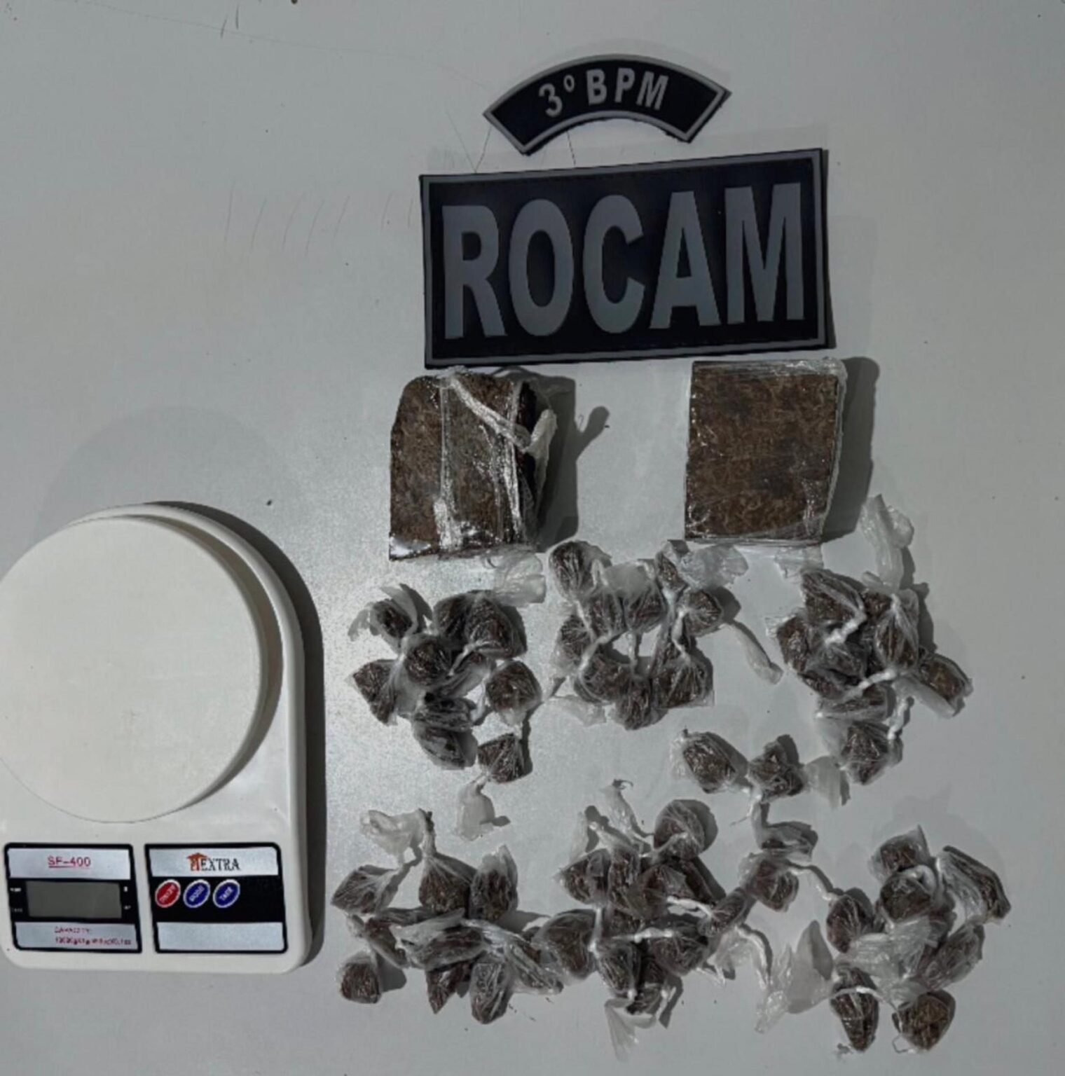 PM apreende drogas e recupera dinheiro com menores em Arapiraca