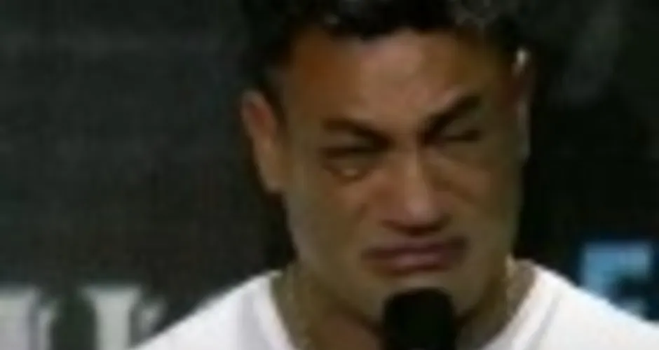 Popó anuncia aposentadoria e chora durante coletiva de imprensa