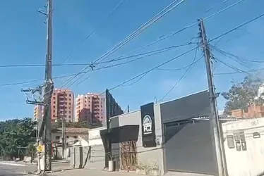 Queda de postes provoca lentidão e alerta motoristas em Mangabeiras