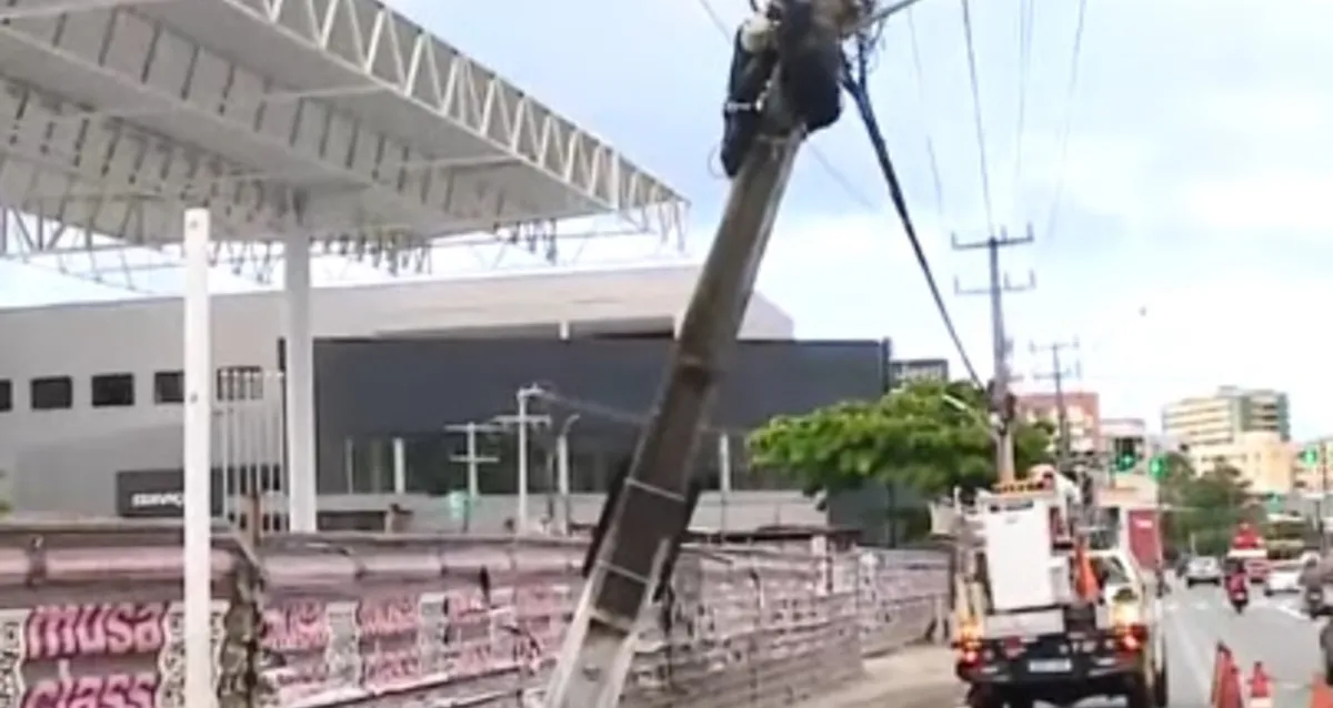 Poste é danificado após carro atingir estrutura na Avenida Gustavo Paiva