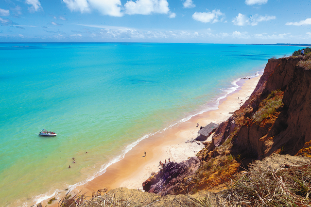Praia do Carro Quebrado encanta turistas com falésias e privacidade