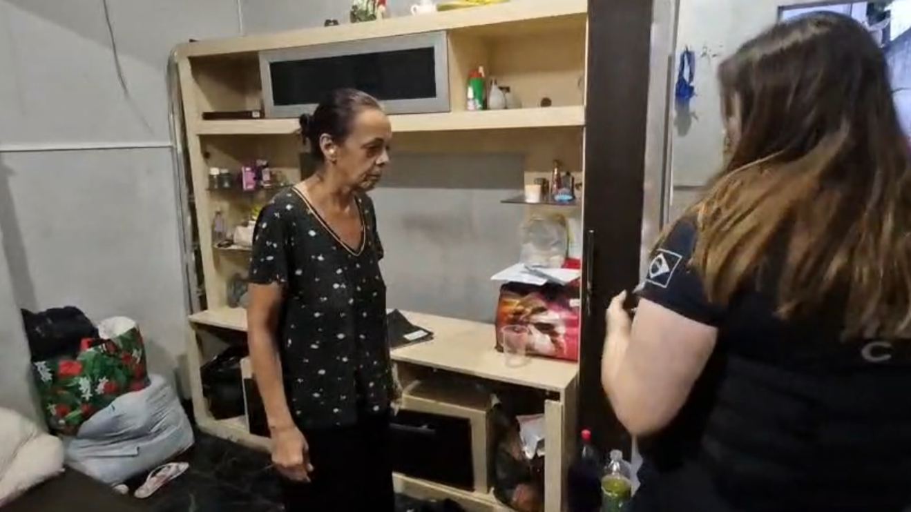 Exploração sexual: polícia prende avó que 'vendia' netas menores de idade para piloto