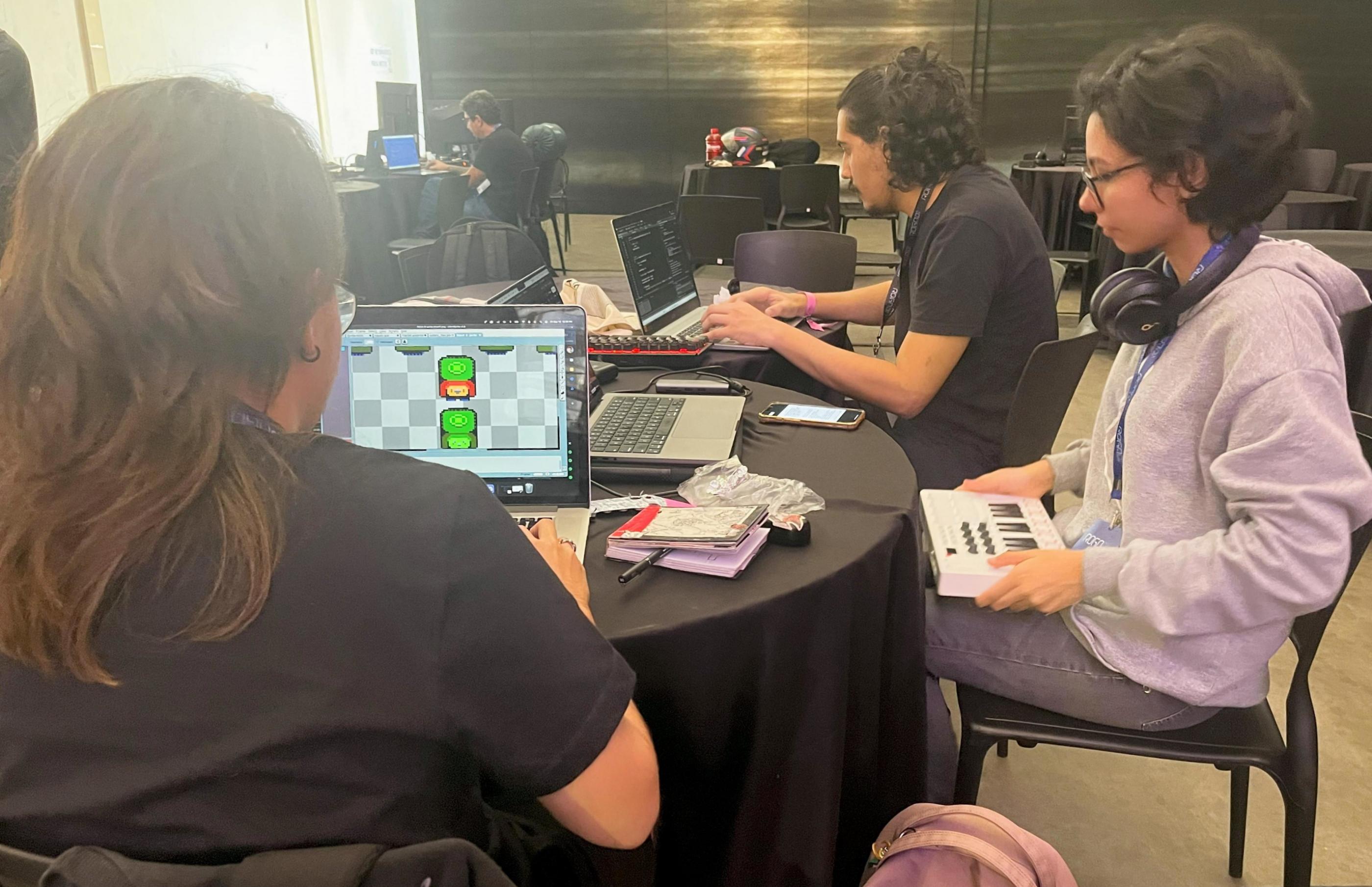 Presença feminina é conquista de espaço na maratona de games da Roga DX