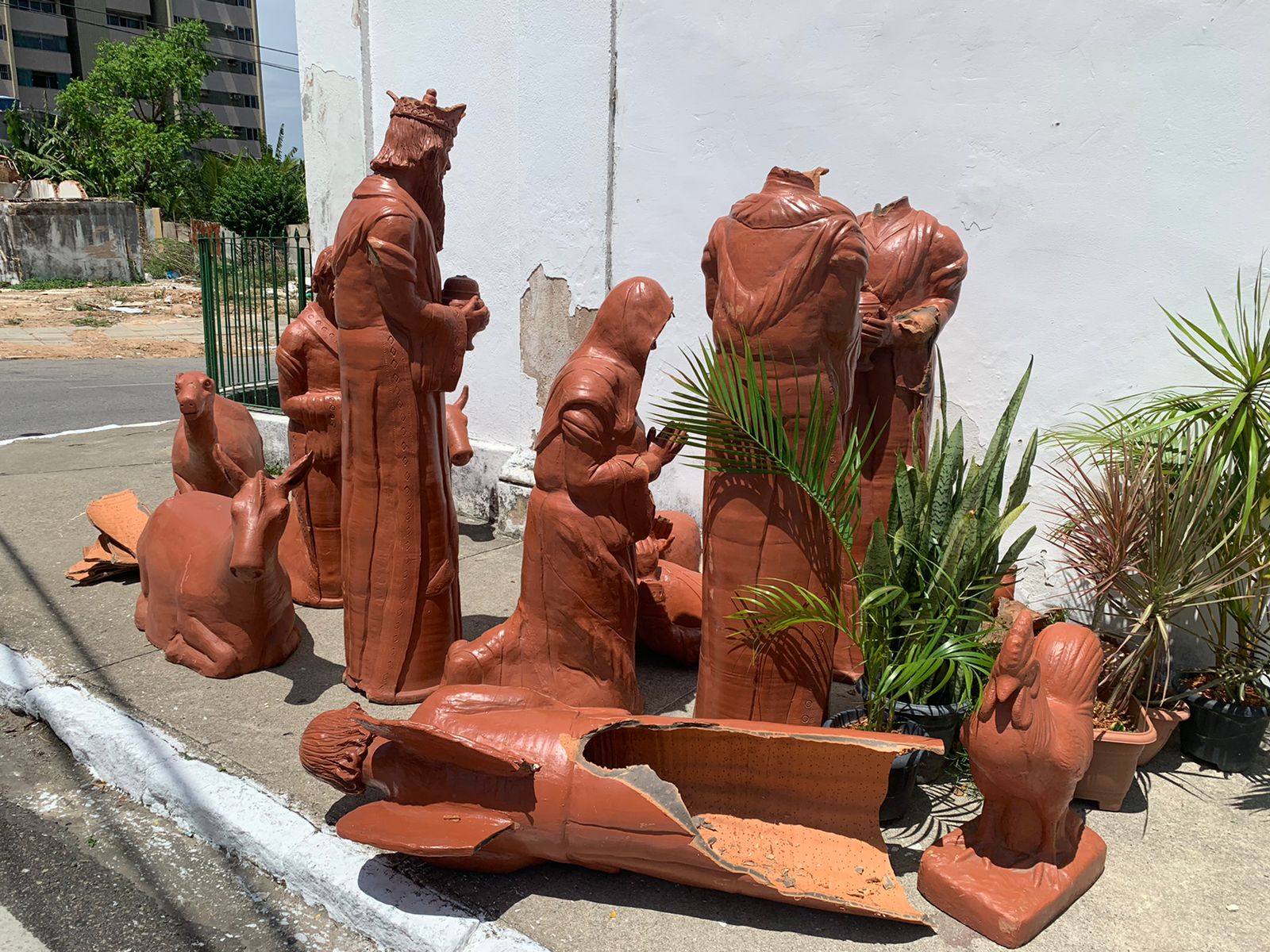 Vento derruba tradicional presépio da Igreja de São Gonçalo, em Maceió