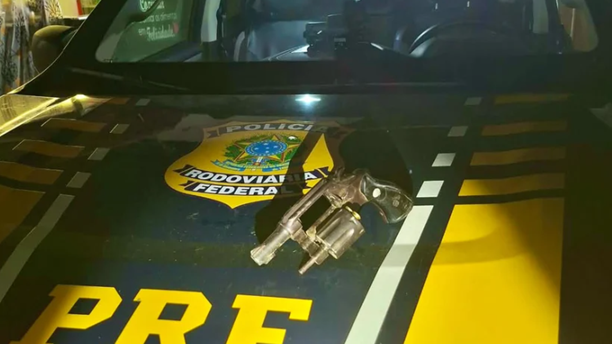 PRF recupera dois carros roubados e prende homem armado em Alagoas