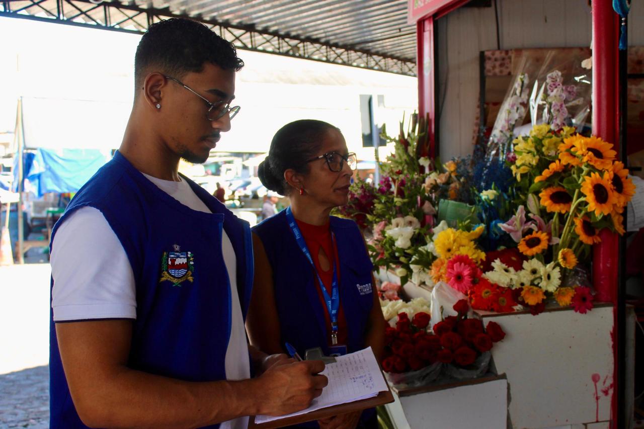 Dia de Finados: pesquisa aponta variação de preços de velas, flores e urnas