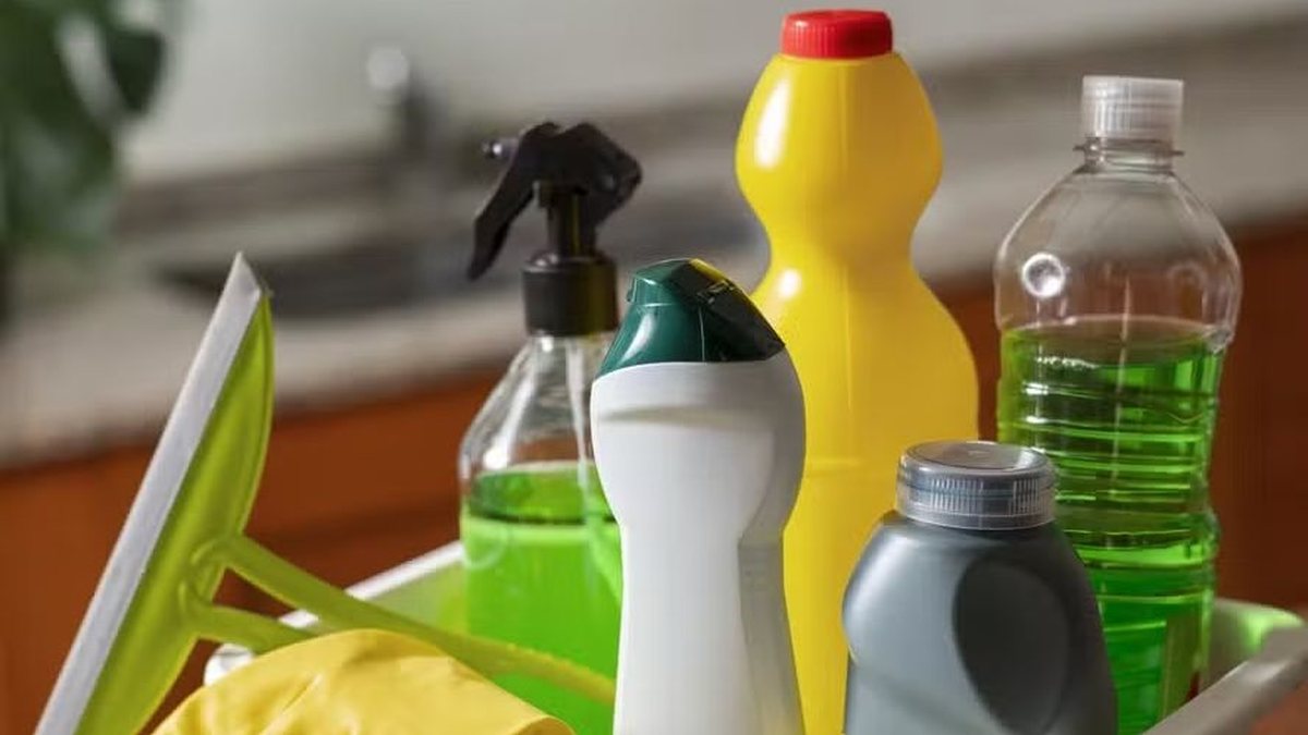 Misturar produtos de limpeza pode causar danos à pele e à respiração