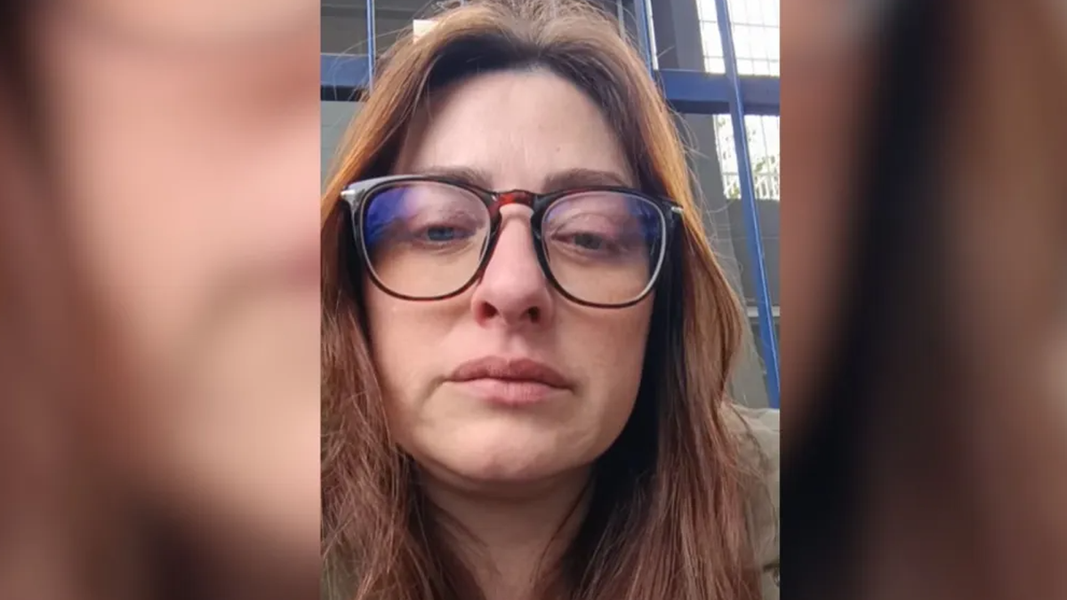 Professora encontra lâmina de vidro posta por aluno em copo dágua na escola