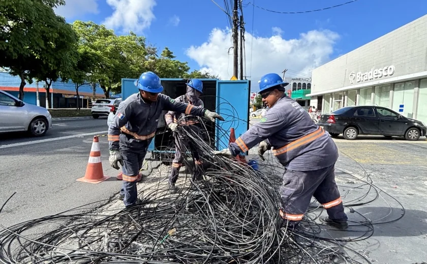 Ilumina realiza operação emergencial após incêndio em poste na Avenida Fernandes Lima