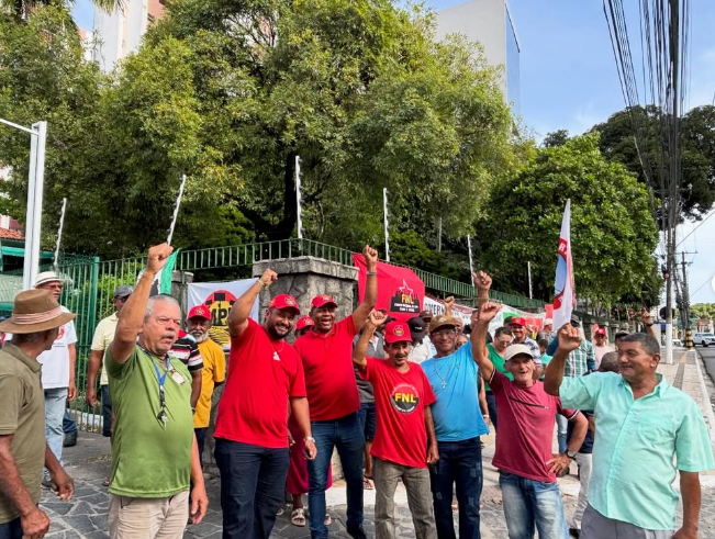 Movimentos populares bloqueiam via em protesto contra despejos em AL