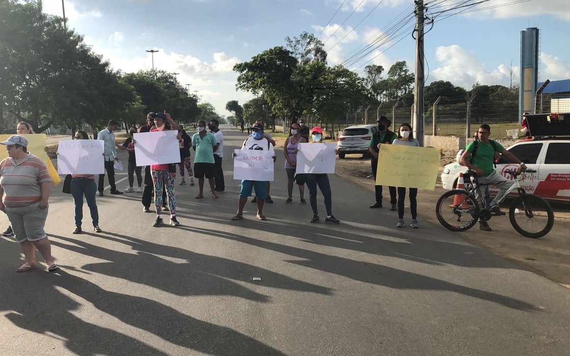 Moradores protestam contra a Veleiro e bloqueiam rodovia em Rio Largo