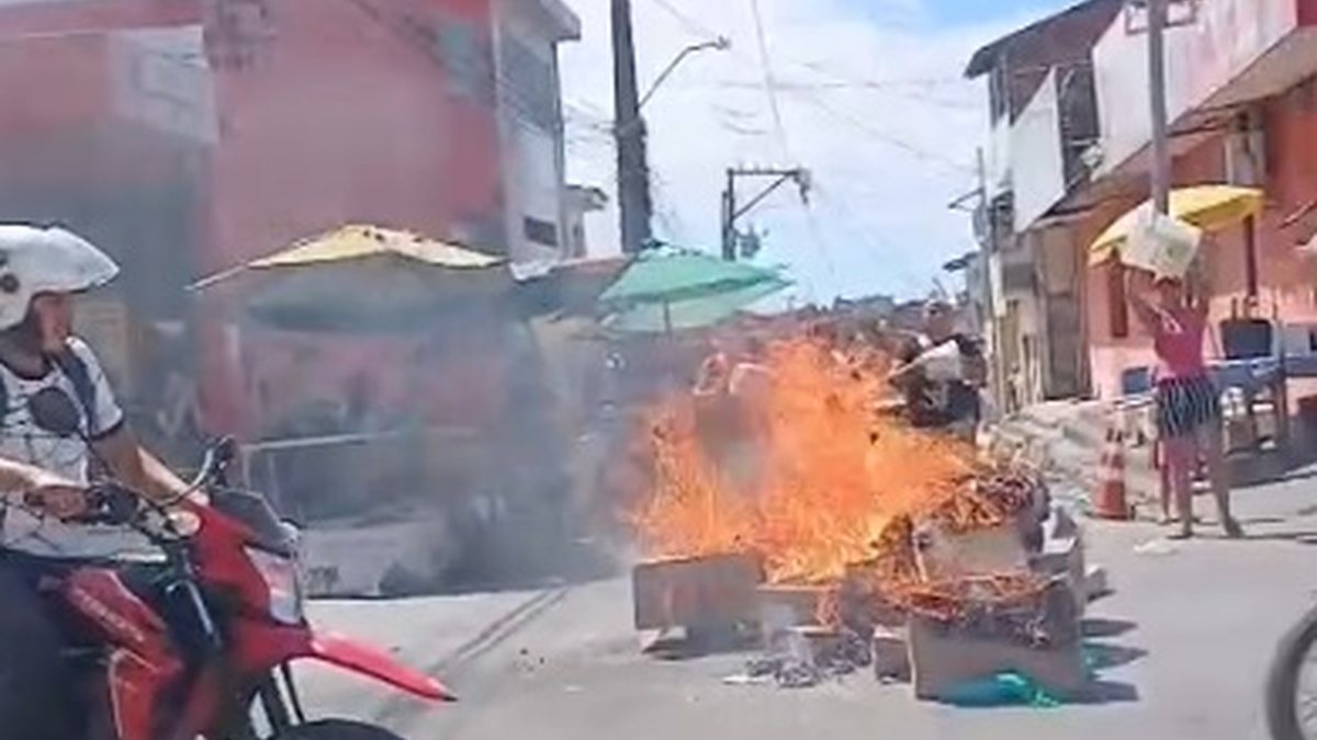 Moradores queimam objetos e protestam por falta d'água no Jacintinho