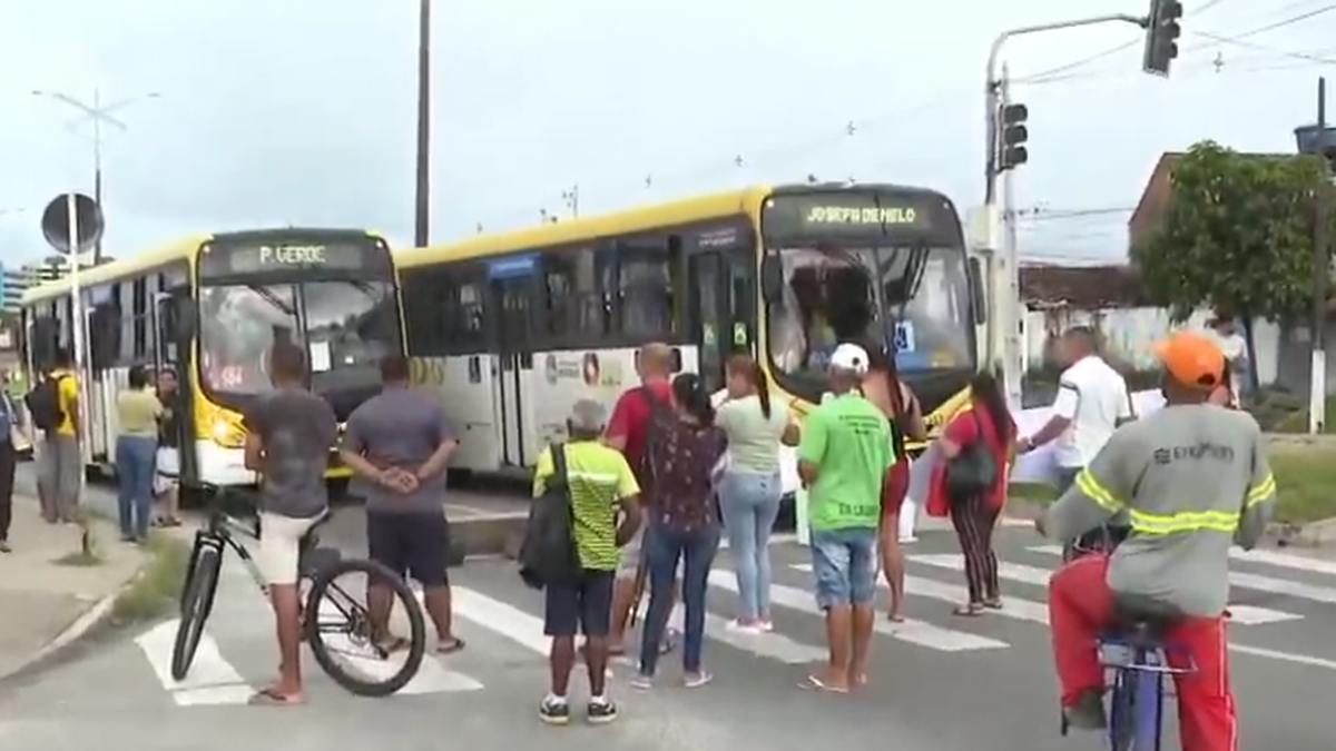 Moradores bloqueiam a Avenida Josefa de Melo em novo protesto por transporte no São Jorge