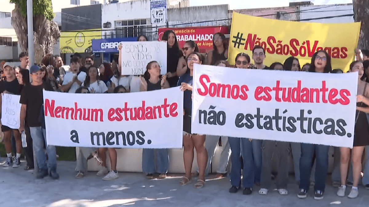 Estudantes da Uncisal protestam por permanência na universidade