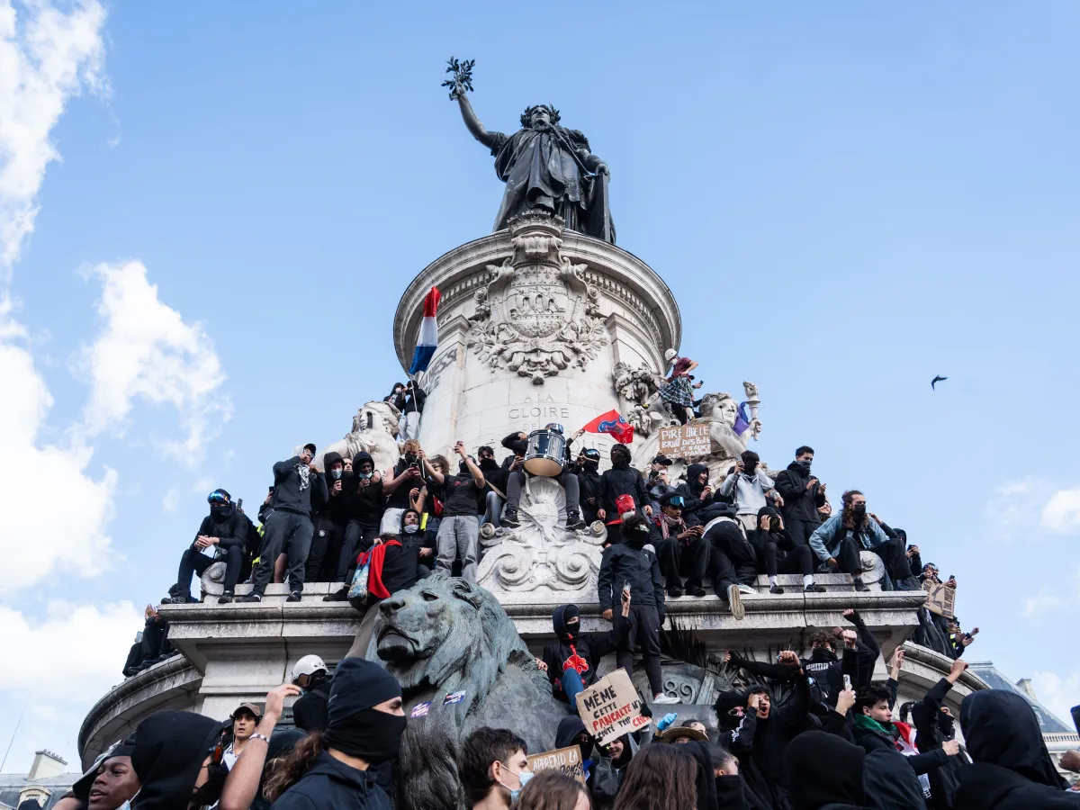 França proíbe manifestações e impõe toque de recolher