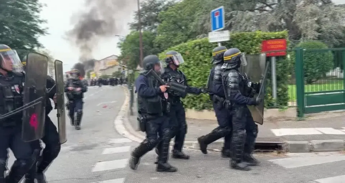 Violência cresce em protestos estudantis e deixa jovens feridos na França