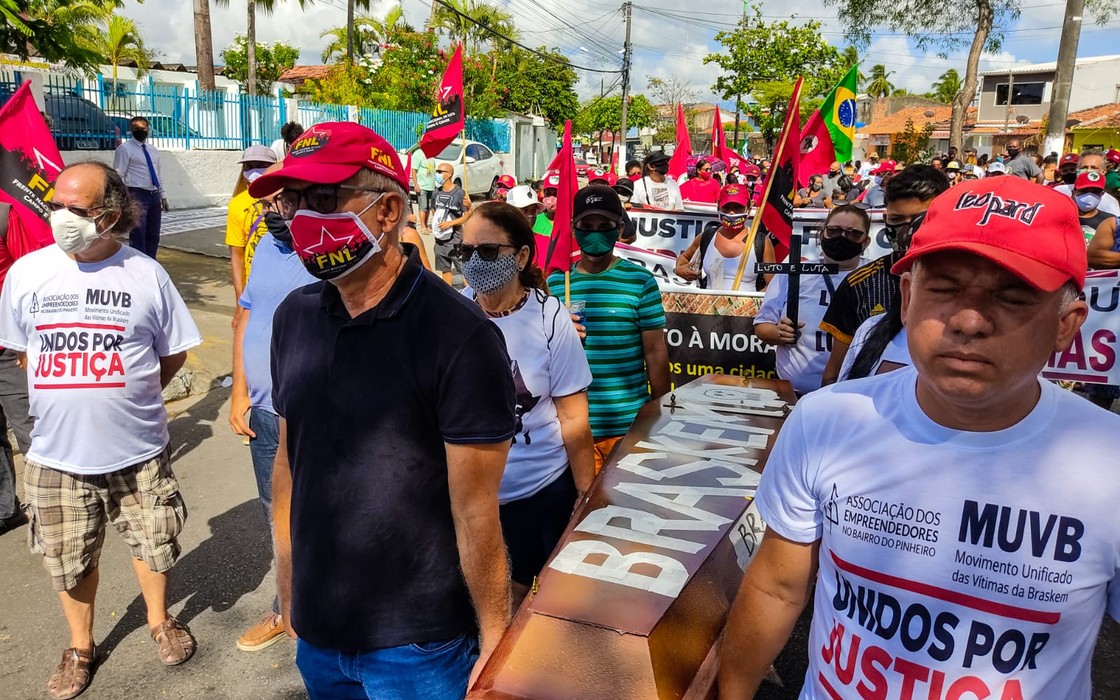 Protesto contra a Braskem fecha Avenida Assis Chateubriand e deixa o trânsito caótico