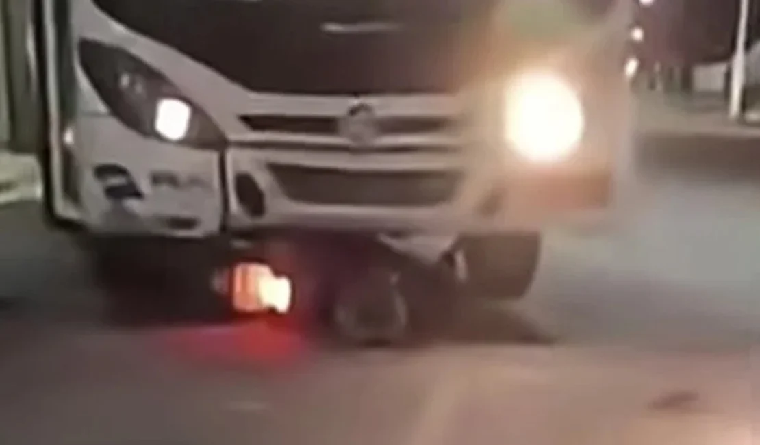 Motociclista fica em estado grave após colidir com ônibus em Arapiraca