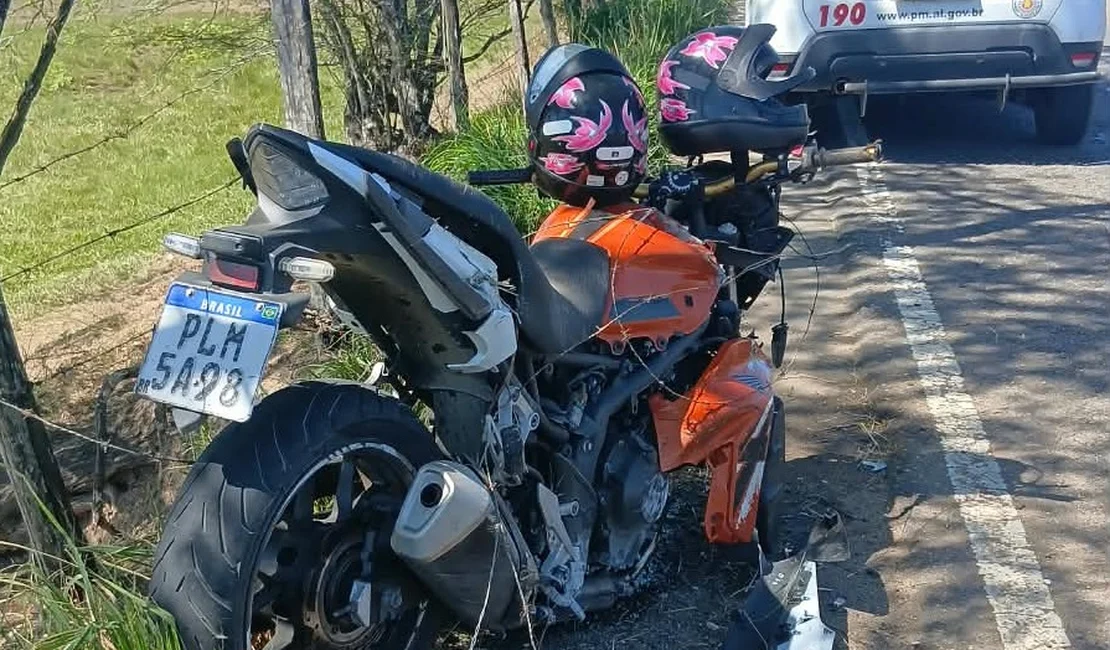 Suspeito de roubar jovens bate moto e é detido pela PM na AL-115