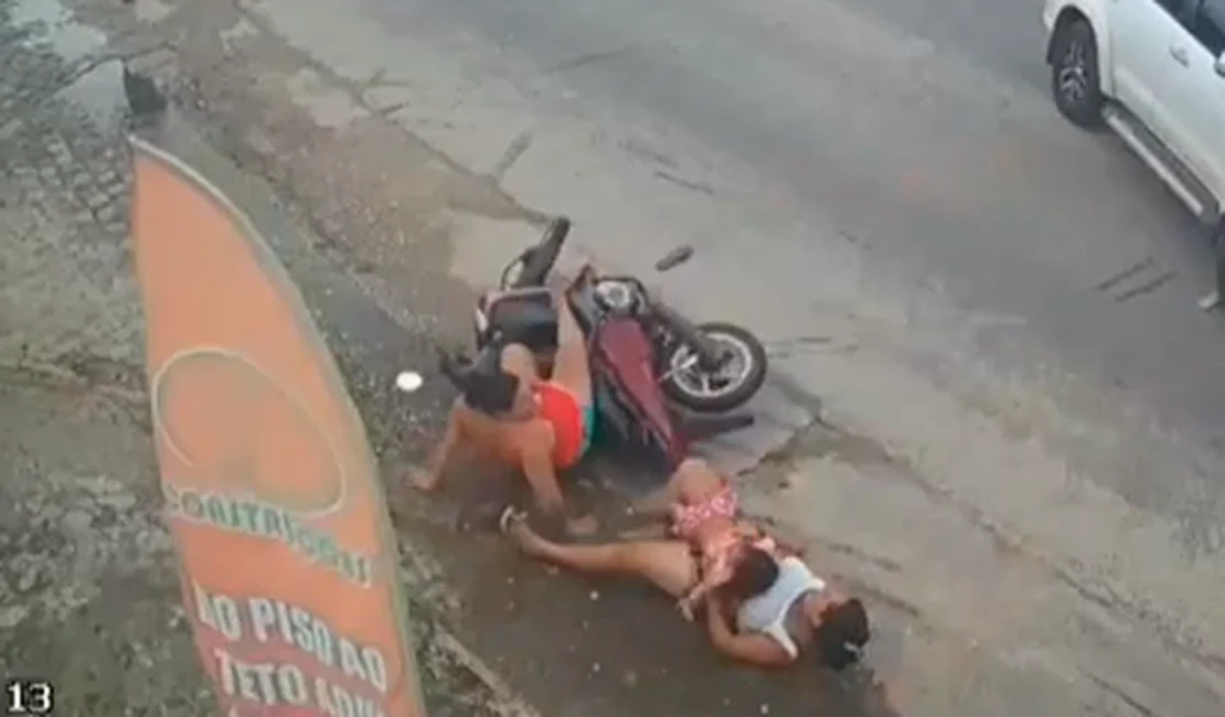 Vídeo: Duas mulheres e criança de 2 anos são arremessadas de moto após colisão em Penedo