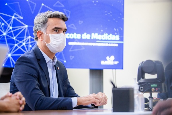 R$ 5 mil para compra de notebook: Educação libera primeiro lote do Conecta Professor