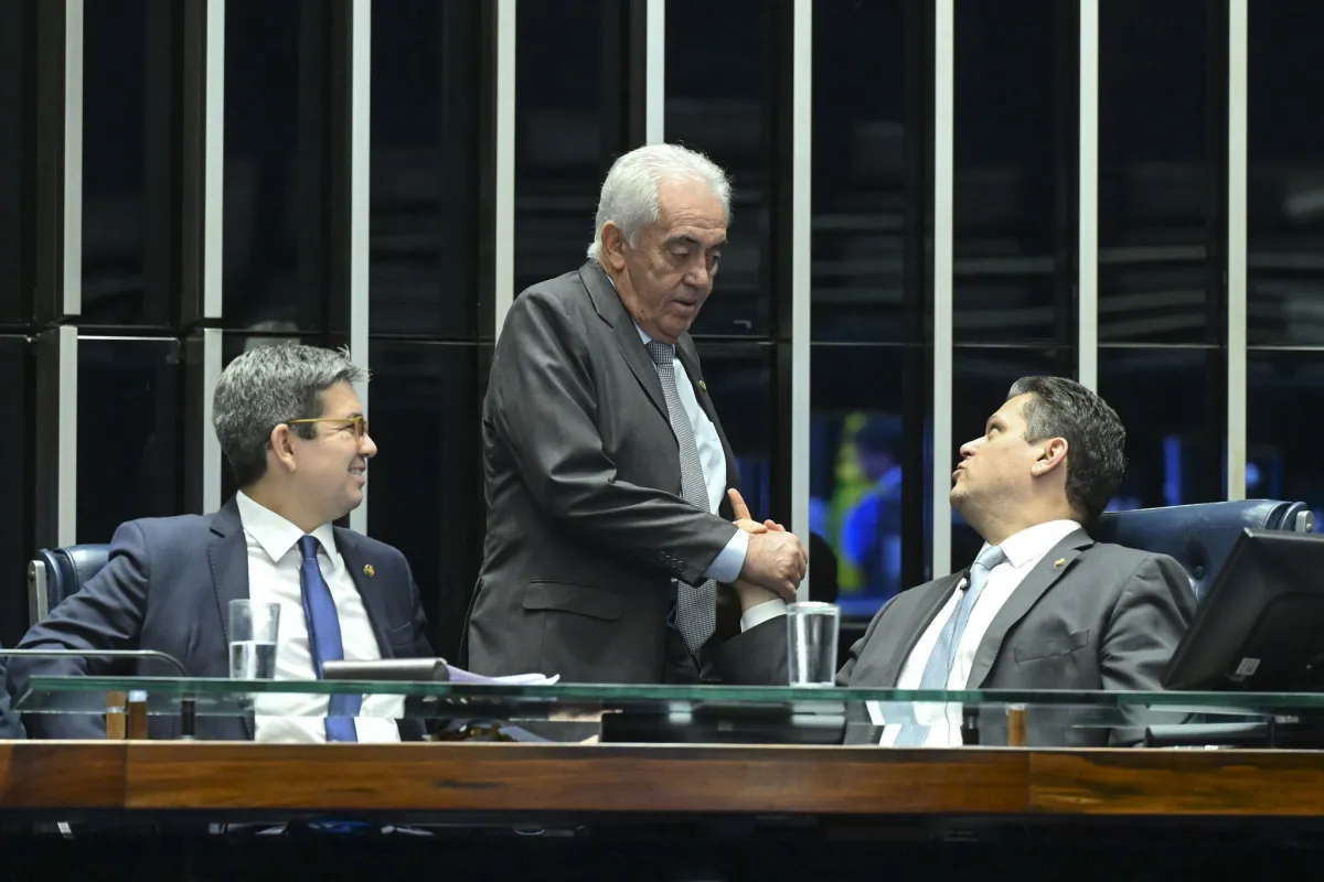 PECs da Segurança e do fim da escala 6x1 ainda aguardam envio à CCJ