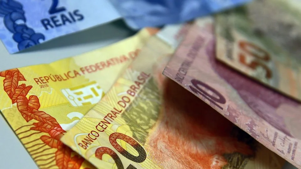 Governo eleva previsão do salário mínimo de 2027 para R$ 1.741