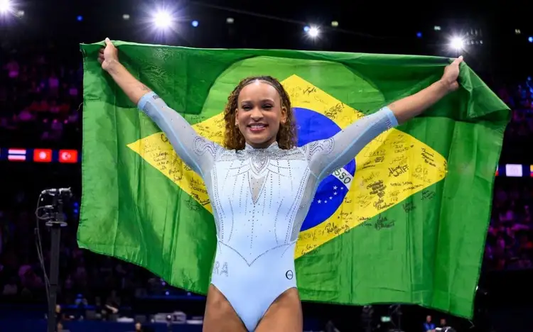 Rebeca Andrade é tricampeã mundial no salto com grande apresentação
