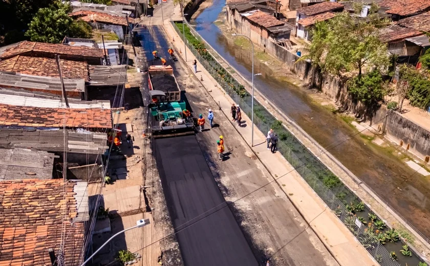 Pavimentação avança na via principal do Vale do Reginaldo e já alcança 1,2 km