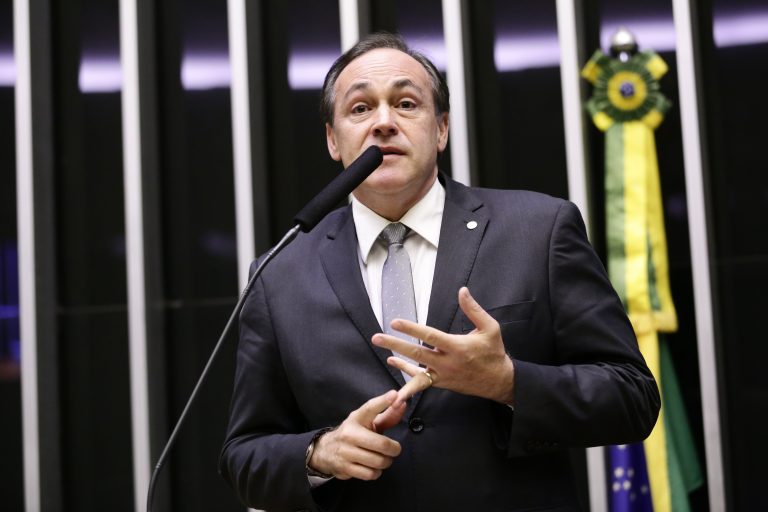 Deputado federal é expulso da CPI após tumultuar sessão ao gravar vídeo para as redes sociais