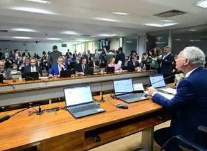 Renan dá drible em Lira e toma dianteira na disputa pela isenção do IR