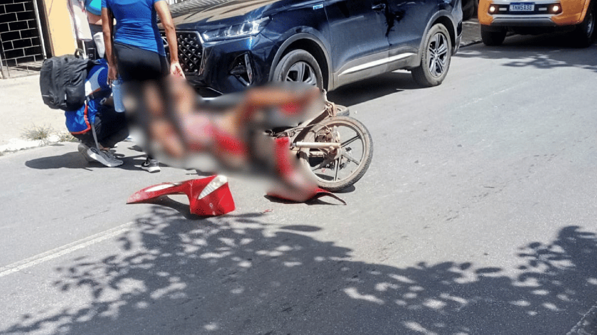 Condutor de cinquentinha fica ferido após bater em dois veículos em Arapiraca