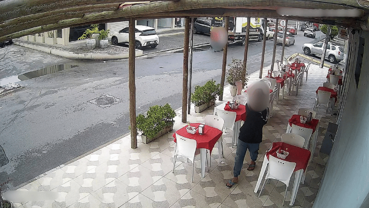 Dupla assalta restaurante em Maceió e foge após render funcionários no caixa