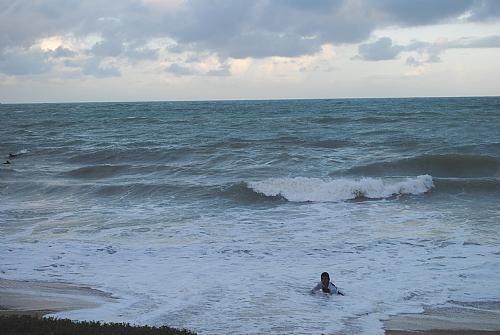Marinha emite alerta de ressaca e prevê ondas de até 2,5 metros em Alagoas