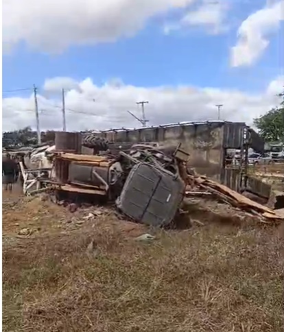 Caminhão com retroescavadeira tomba e interdita trecho da rodovia AL-220