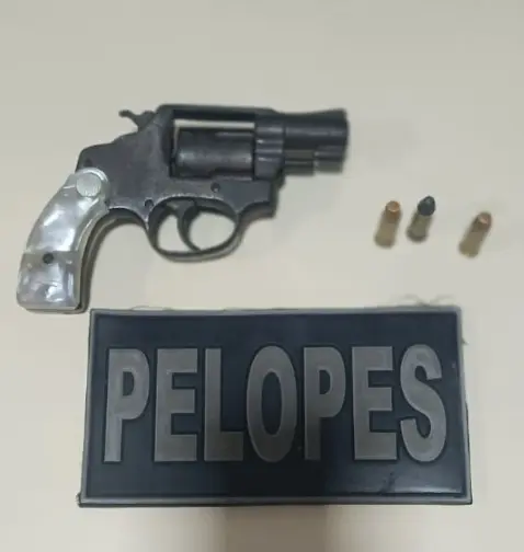 Homem foge para área de brejo após confronto com policiais em Penedo